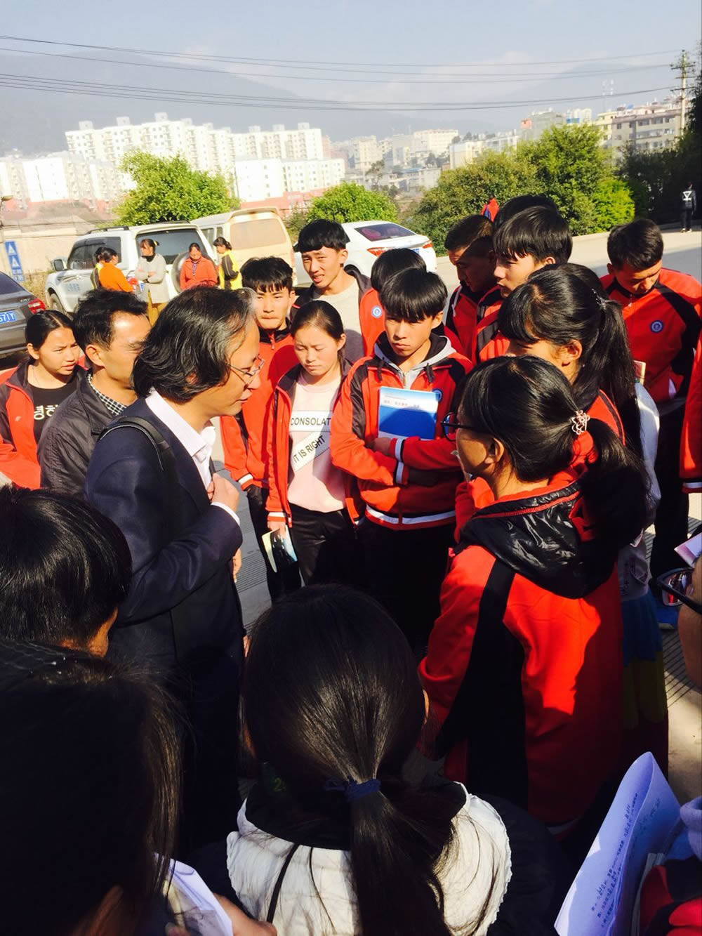 富而思源、回報(bào)社會(huì)—戴翔攜北侖企業(yè)家代表到武定民族中學(xué)進(jìn)行愛心捐贈(zèng)