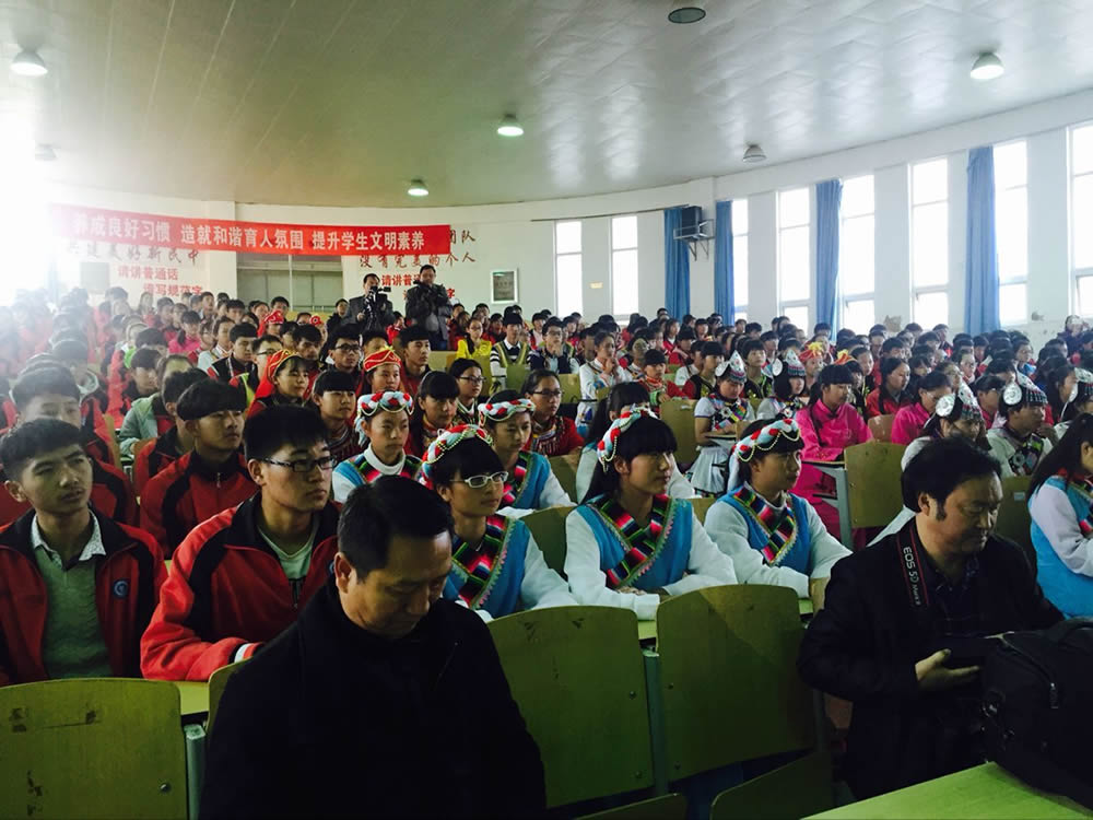 富而思源、回報(bào)社會(huì)—戴翔攜北侖企業(yè)家代表到武定民族中學(xué)進(jìn)行愛心捐贈(zèng)